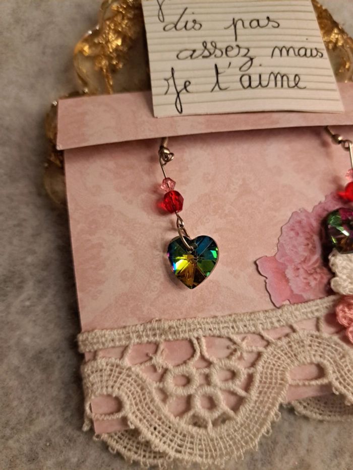 Boucles d'oreilles pendante cœur multicolore en verre - photo numéro 6