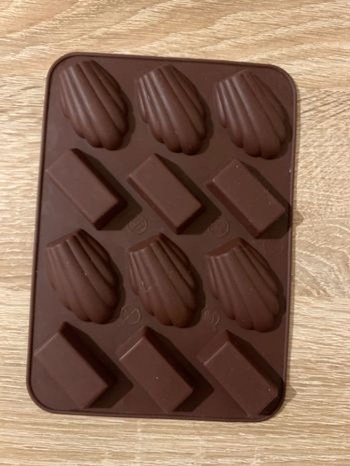 Boîte en carton avec moules en silicone + pinceau - photo numéro 5