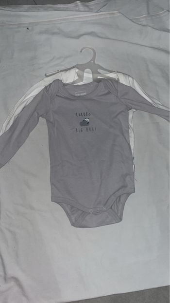 Plusieurs vêtements à vendre