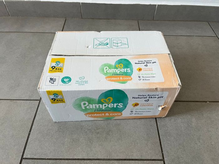 Un carton de lingettes Pampers