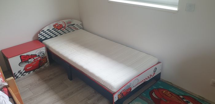 Lit enfant et coffre de rangement