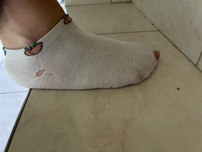 Chaussettes porté troué - photo numéro 3