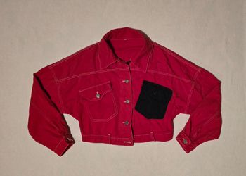 Veste en jeans rouge avec un poche bleu marine femme