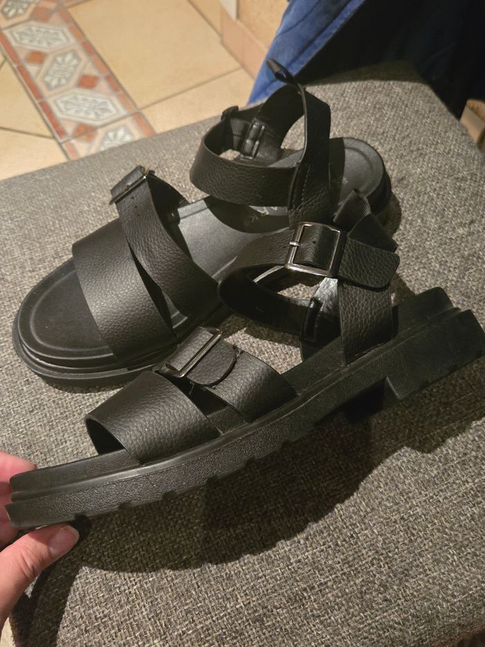 Sandales noires à boucles P38 Primark