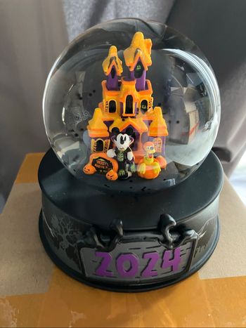 Boule à neige Halloween 2024 Disney store