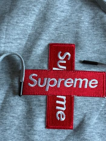 Pull supreme gris taille L/M 