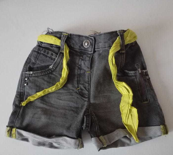 Short jean's  noir gris  , ceinture tissu  jaune. 5 ans . Poches . Revers . Très bon état. - photo numéro 5