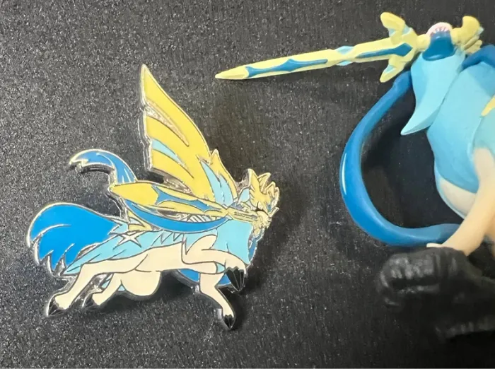 Figurine Pins Zacian shiny Coffret Zenith Suprême - photo numéro 2