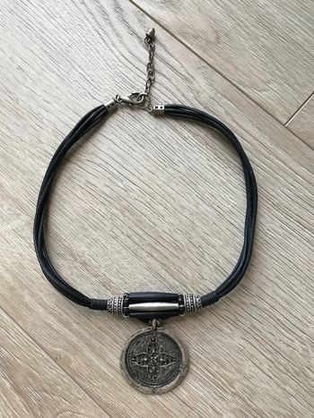Collier noir avec pendentif