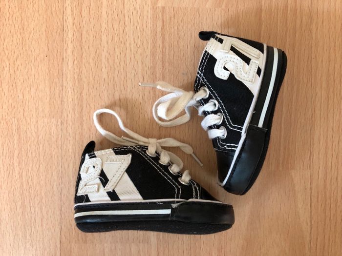 Jolie paire de chaussures/baskets noires et blanches T. 16-17 TBE - photo numéro 2