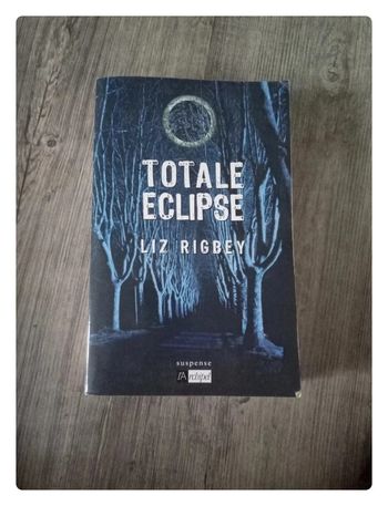 Totale éclipse, Liz rigbley