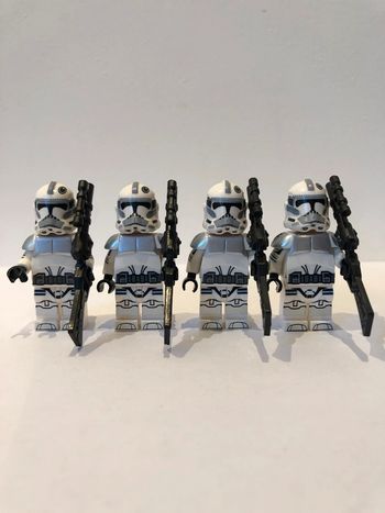 Figurine type lego 4 clones  blancs. Star Wars
