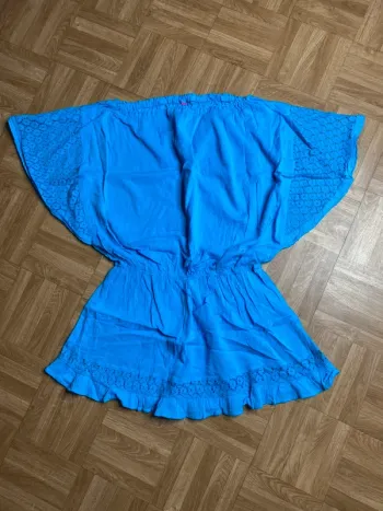 Robe avec manches en dentelles