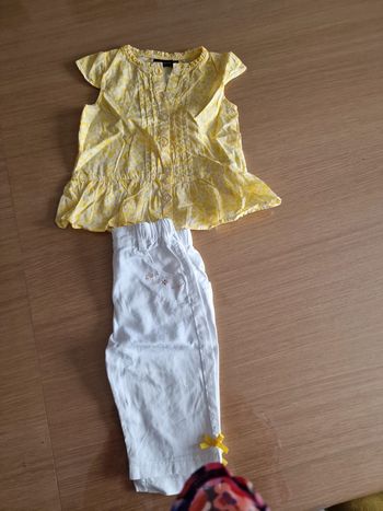 Blouse jaune et pantacourt blanc sergent major