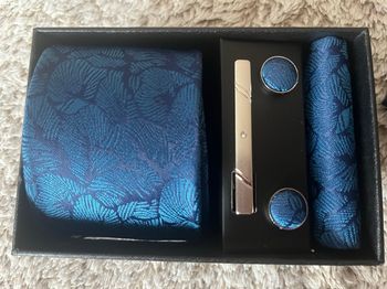 COFFRET ENSEMBLE CRAVATE bleu de chez FASHION & CLASSIC - Coffret à offrir - Coloris bleu et argenté -  l'ensemble comprenant 1 cravate bleue  + 2 boutons de manchette bleu et métal argenté + 1 pince à cravate argenté.