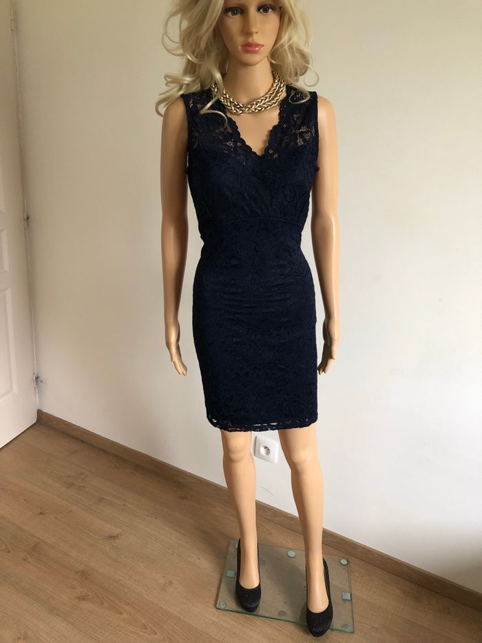 Robe bleue marine en dentelle sans manches taille 38 excellent état - photo numéro 3