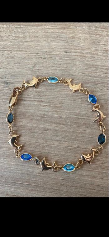 Joli bracelet plaqué or et orné d’oxyde bleu foncé à clairs avec petit dauphin 