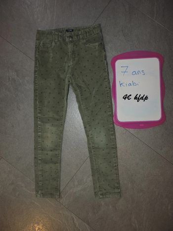 pantalon en velours kiabi taille 7 ans très bon état juste un peu usé aux genoux