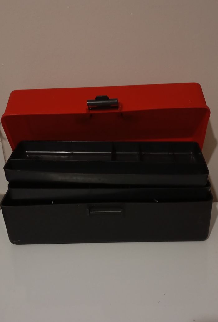 Caisse mallette pour diverses utilisations.Plastique rouge et noir . Poignée . Très bon état - photo numéro 5