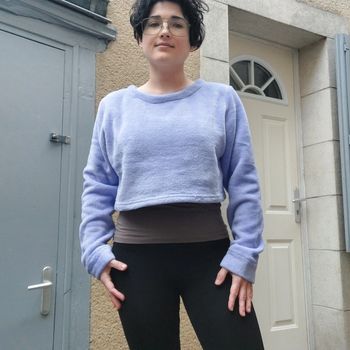 Joli pull court neuf bien pour taille 40 ou 42