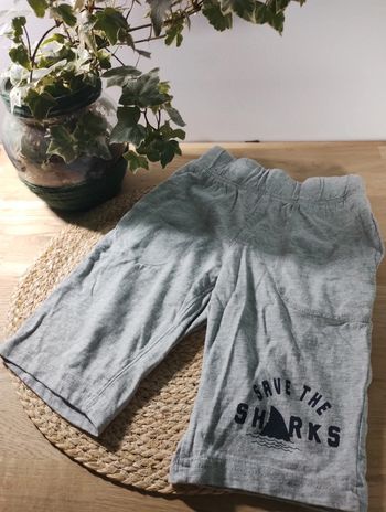 Short en très bon état marque in extenso taille 5 ans.