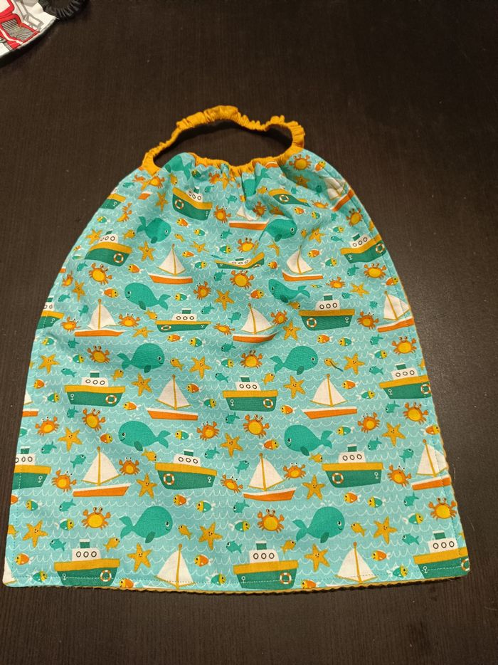 Grande serviette de table lavable , doublée nid d'abeille, élastiquée, maternelle.   Bateau mer baleine