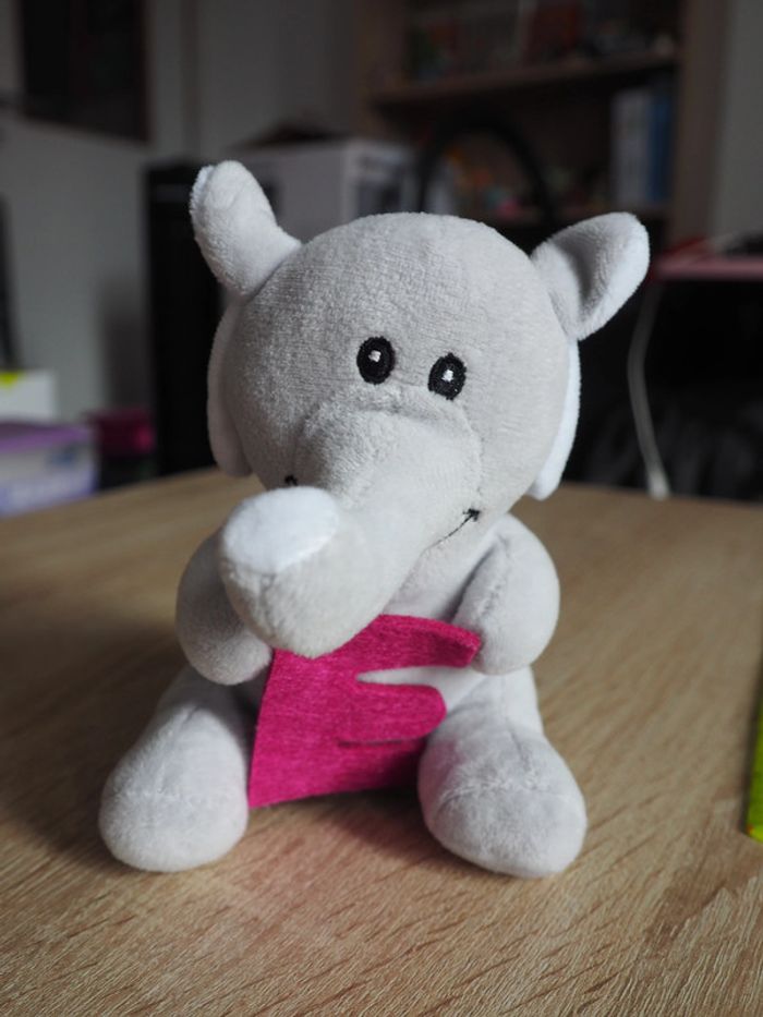 Peluche éléphant avec lettre E