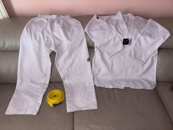 Tenue de takwondo comme neuve +ceinture jaune