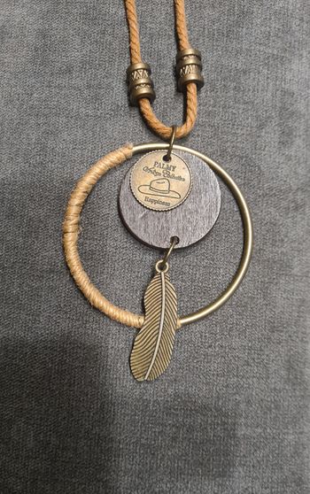 Collier. Sautoir. Plume. Marron. 45 cm.