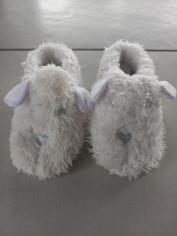 Paire de chaussons à poils blanc avec oreilles T.17