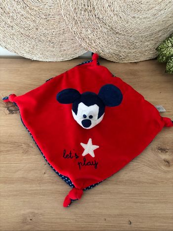 Doudou plat Mickey rouge bleu marin étoile let’s plat Disney nicotoy