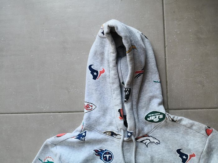 Sweat à capuche gris clair NFL comme neuf. - photo numéro 9