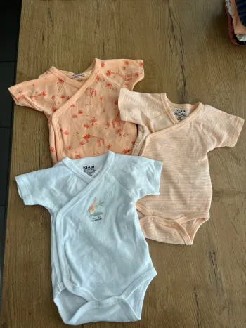 3 bodies manches courtes 1 mois kiabi