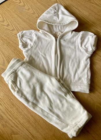 ensemble pantalon et sweat à capuche zippé taille 6 mois