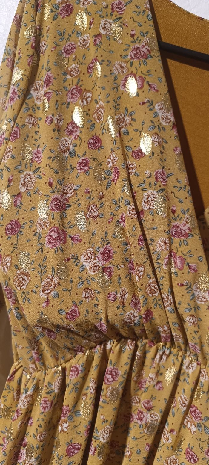 Robe jaune fleurie à détails dorés – manches 3/4 évasées – ceinture – taille M - photo numéro 3