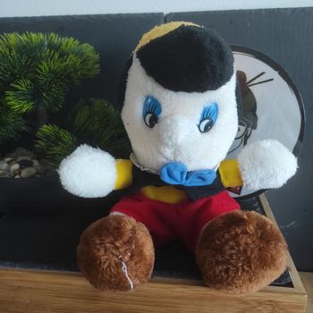 peluche pinocchio lutin rouge bonnet jaune plume orange vert noeud papillon gifi distribution ancien