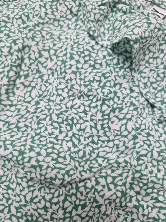 Top taille 38 motifs florale vert et blanc - photo numéro 2