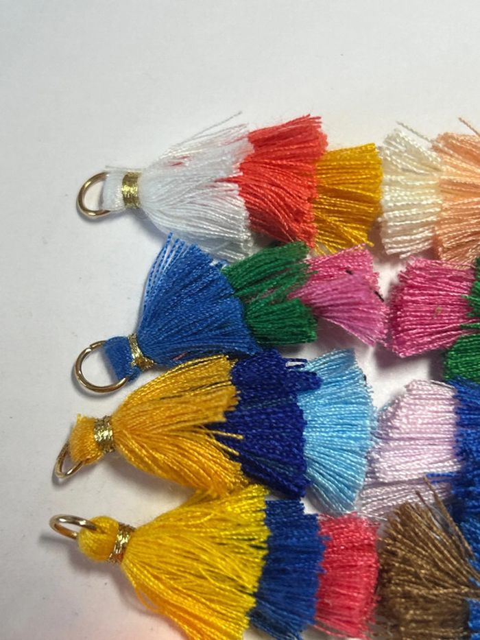 B26, lot de 10 triple pompons, anneaux dorés - photo numéro 2