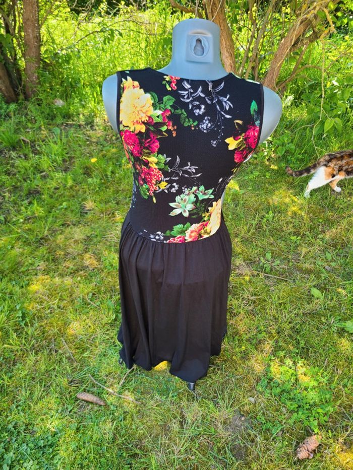 Belle robe noire et fleurit 38 - photo numéro 5