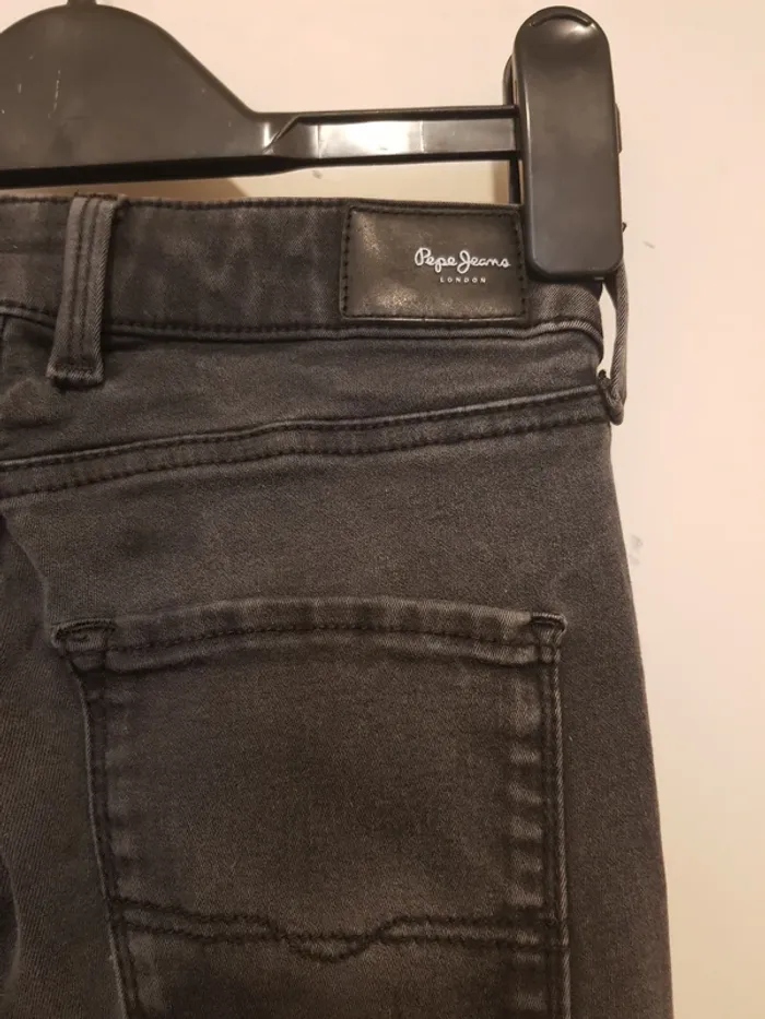 Jean noir taille haute, coupe droite, jambes fines - photo numéro 6