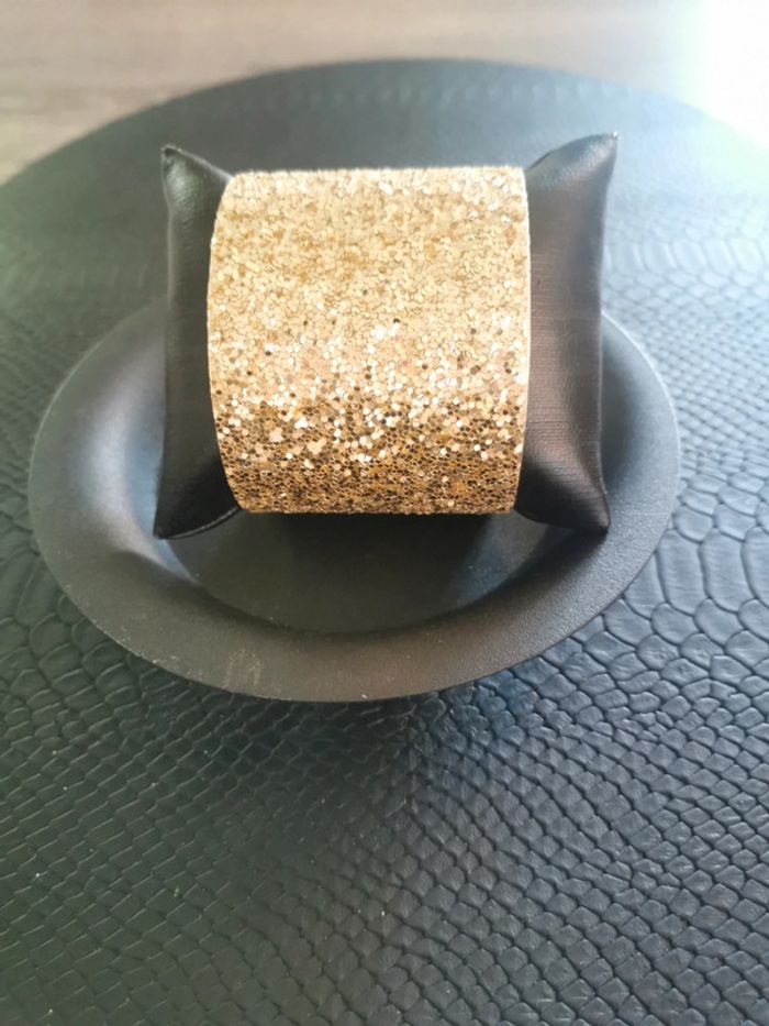 Bracelet manchette paillettes dorées