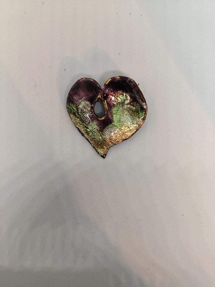 Broche coeur en émail