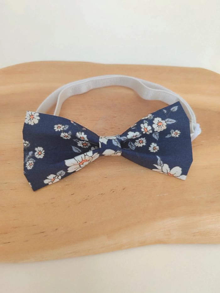 Noeud papillon fleuri