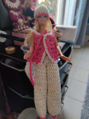 Vêtements pour Barbie 2+1€.