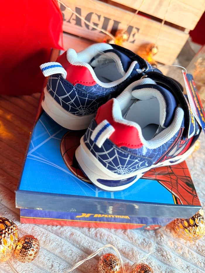 Basket Spiderman lumineuse intense - photo numéro 5