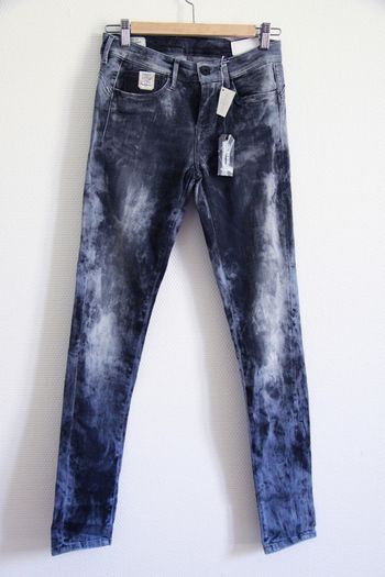 Neuf & étiqueté, slim Pepe Jeans grunge avec effets de délavage et cristaux noirs Swarovski