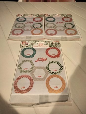 Lot de 90 étiquettes neuves de différentes formes le parfait