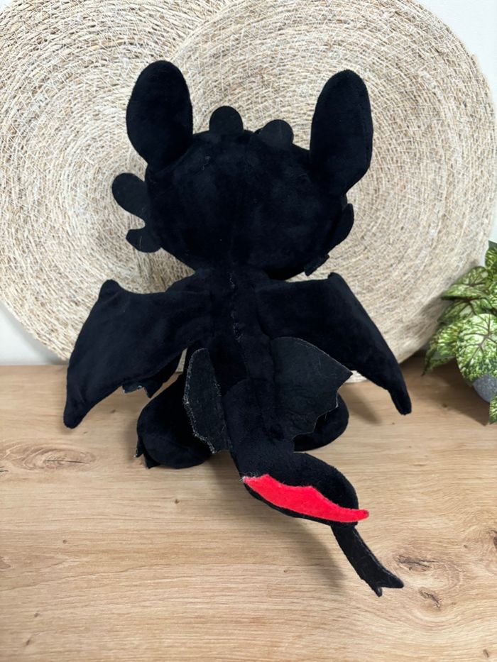 Peluche dragon noir krokmou 30 cm dreamworks - photo numéro 3