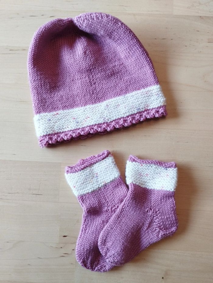Bonnet et chaussettes assorties tricotées