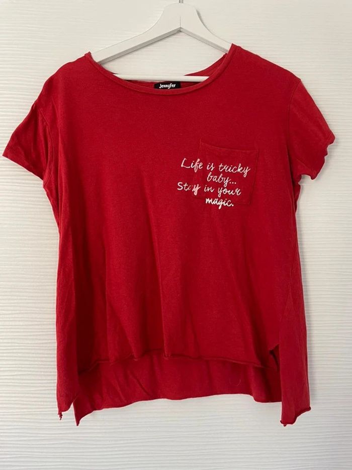 Haut t-shirt rouge léger fluide écritures blanches col rond manches courtes
